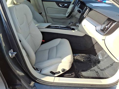 Used 2020 Volvo S60 T6 Momentum image 9
