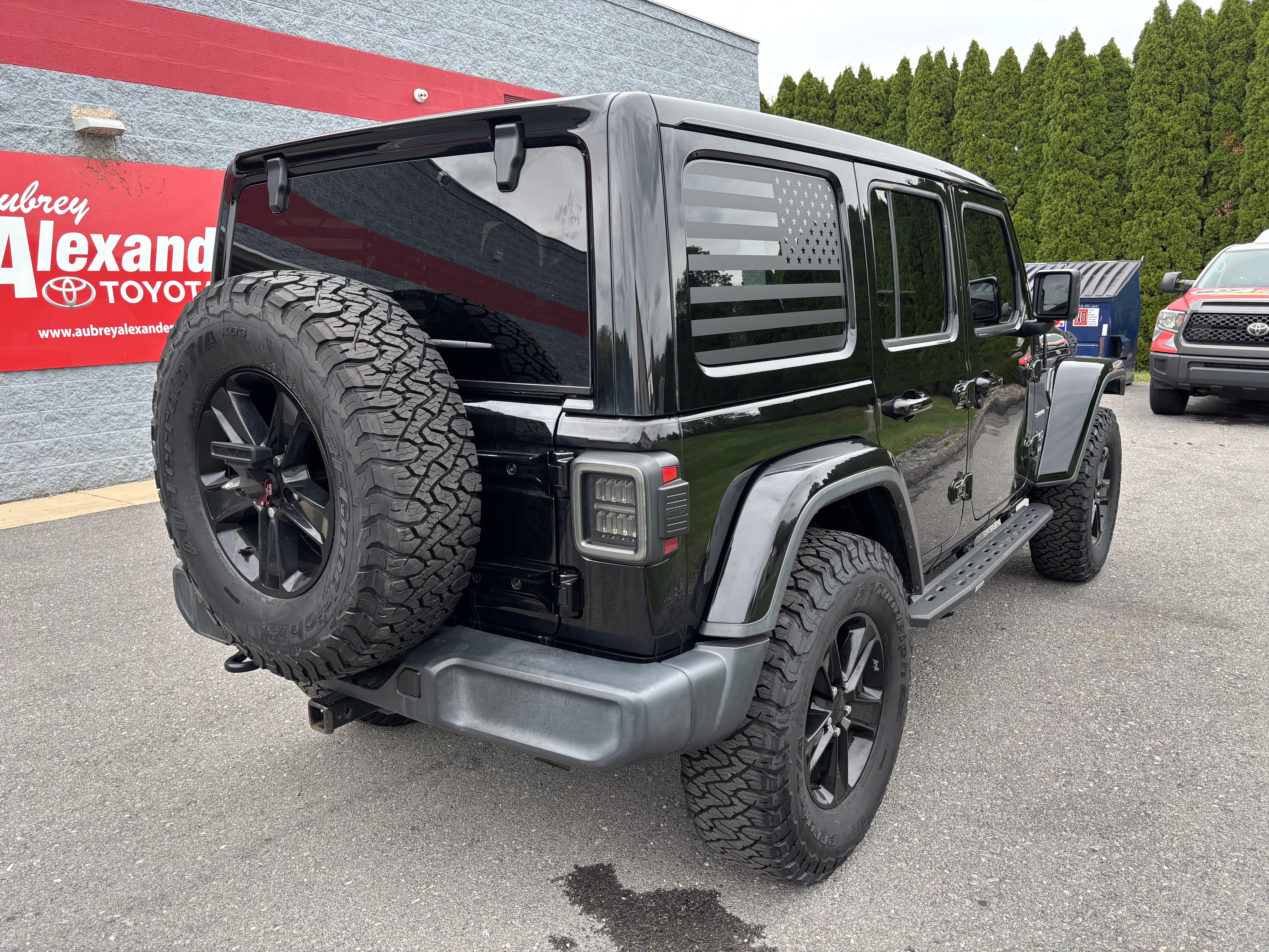 Used 2018 Jeep Wrangler Unlimited Sahara AWD/4WD image 3