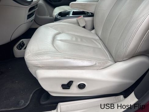 Used 2018 Chrysler Pacifica Touring-L Plus image 25