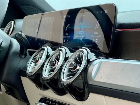 Used 2022 Mercedes-Benz GLB 250 4MATIC image 9