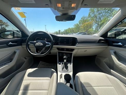 Used 2024 Volkswagen Jetta SE FWD image 2