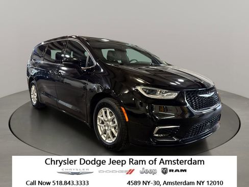 Used 2025 Chrysler Pacifica Select image 1
