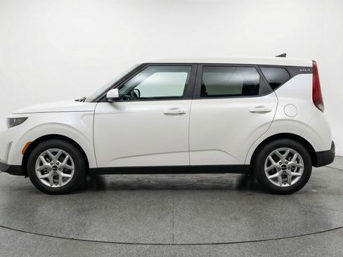 Used 2025 Kia Soul LX w/ LX Technology Package image 5