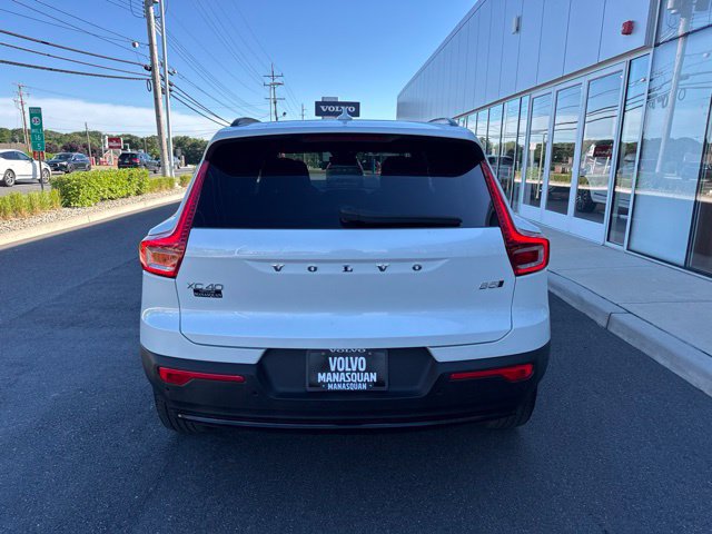 Certified 2025 Volvo XC40 B5 Plus AWD/4WD image 4