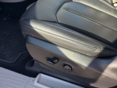 Used 2024 Chrysler Pacifica Touring-L image 9