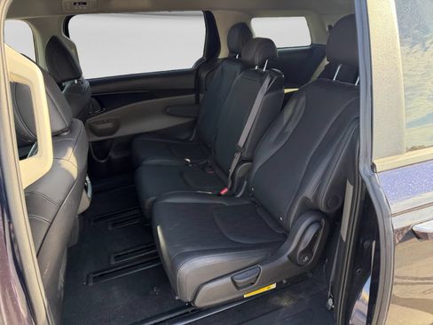 Used 2026 Kia Carnival FWD image 11