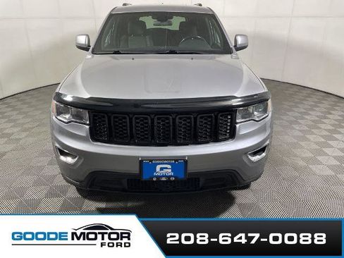 Used 2021 Jeep Grand Cherokee Laredo image 3
