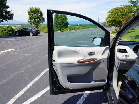 Used 2012 Toyota Sienna XLE AWD/4WD image 13