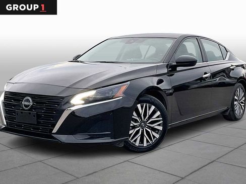 Used 2024 Nissan Altima 2.5 SV image 1