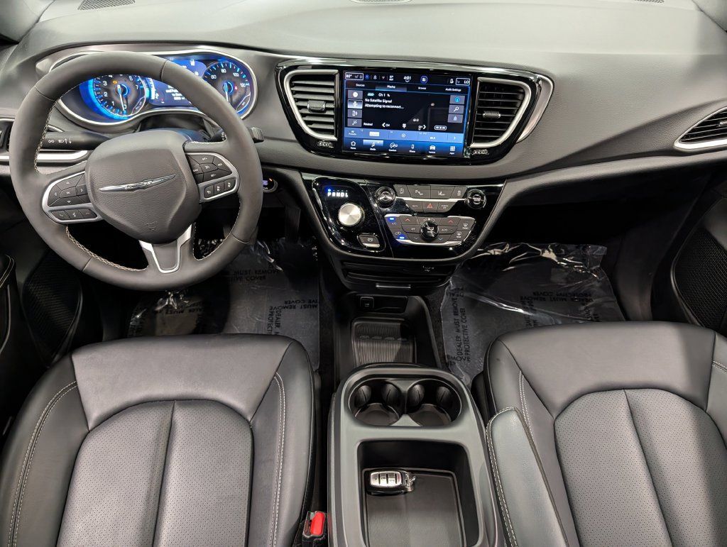 Used 2026 Chrysler Pacifica Select FWD image 28