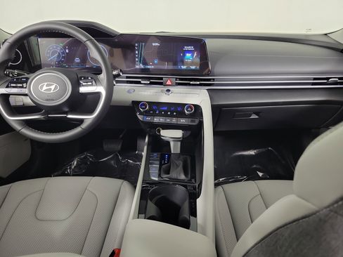 New 2025 Hyundai Elantra Limited image 4