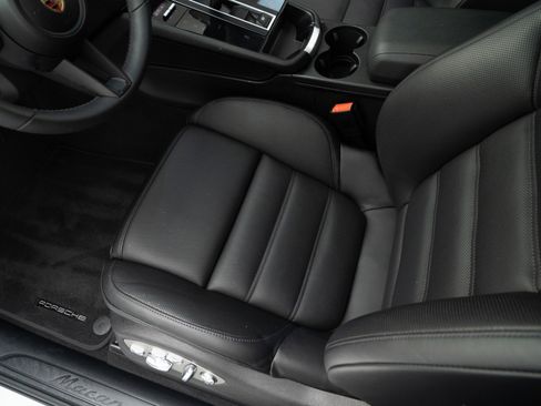 Certified 2025 Porsche Macan image 16