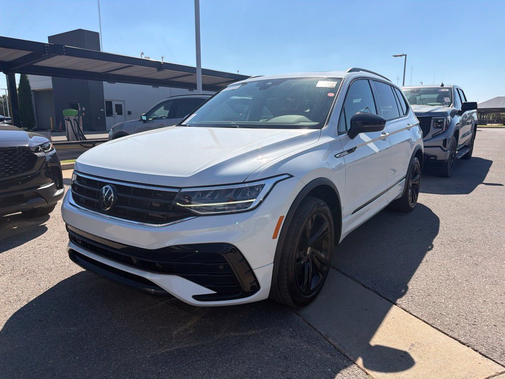 Used 2024 Volkswagen Tiguan SE R-Line FWD image 1