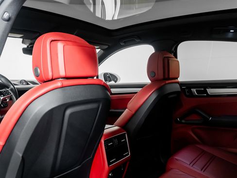 Used 2023 Porsche Cayenne Platinum Edition image 35