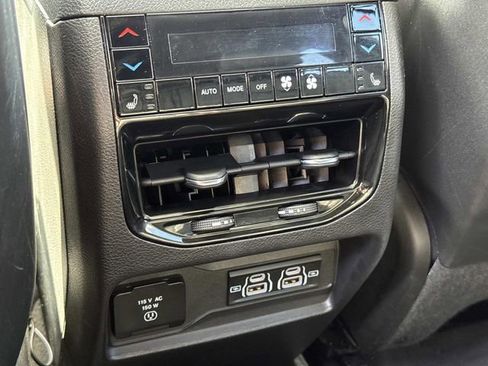 Used 2024 Jeep Grand Cherokee Overland w/ Luxury Tech Group IV AWD/4WD image 28