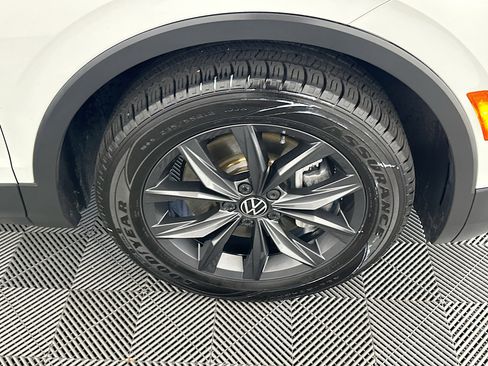 Used 2022 Volkswagen Tiguan SE w/ Panoramic Sunroof Package FWD image 11