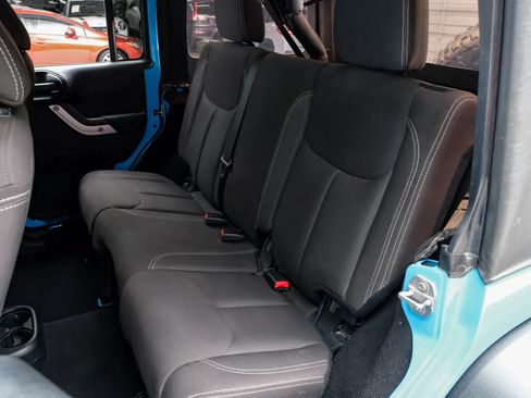 Used 2017 Jeep Wrangler Unlimited Rubicon w/ Connectivity Group AWD/4WD image 37