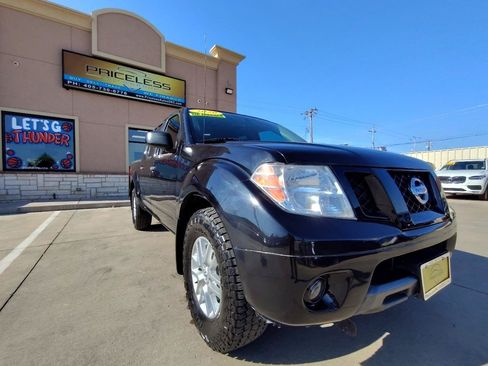 Used 2020 Nissan Frontier SV RWD image 2