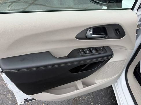Used 2024 Chrysler Pacifica Touring-L FWD image 12