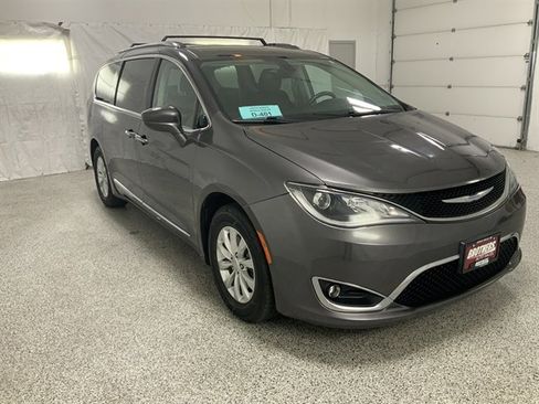 Used 2018 Chrysler Pacifica Touring-L image 3