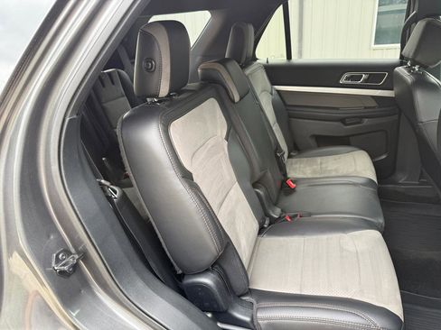 Used 2017 Ford Explorer XLT w/ Equipment Group 202A AWD/4WD image 31