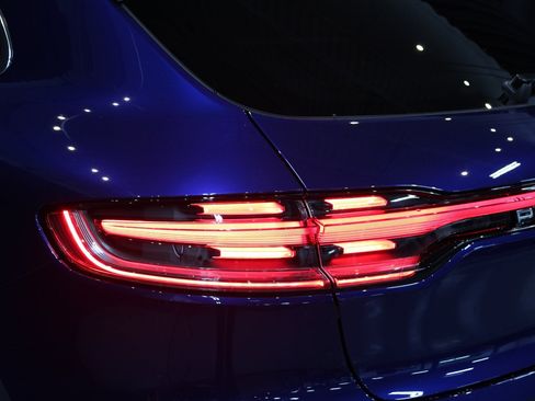 Certified 2025 Porsche Macan image 16
