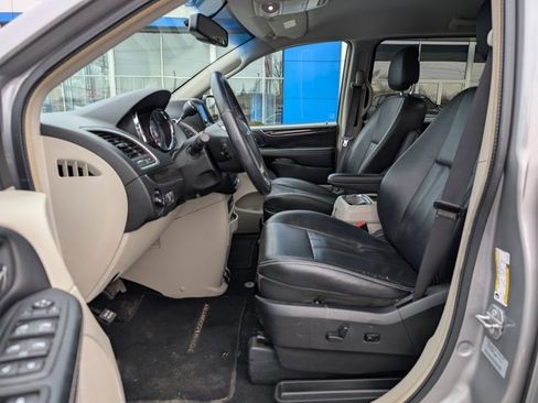 Used 2015 Chrysler Town & Country Touring w/ Driver Convenience Group image 10