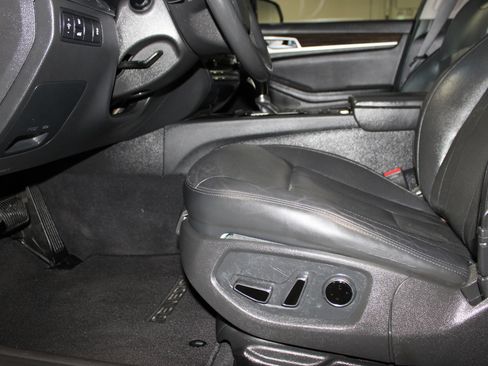 Used 2016 Hyundai Genesis 3.8 RWD image 25