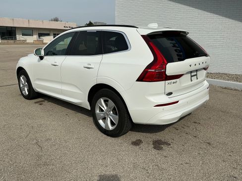 Used 2022 Volvo XC60 B5 Momentum image 3