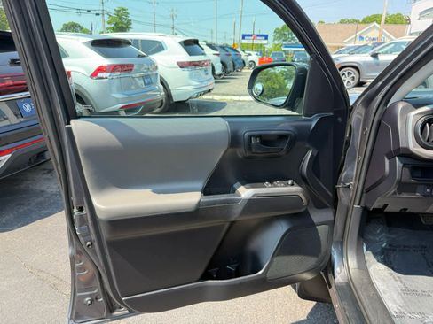 Used 2019 Toyota Tacoma SR5 w/ SR5 Appearance Package (SM) RWD image 13