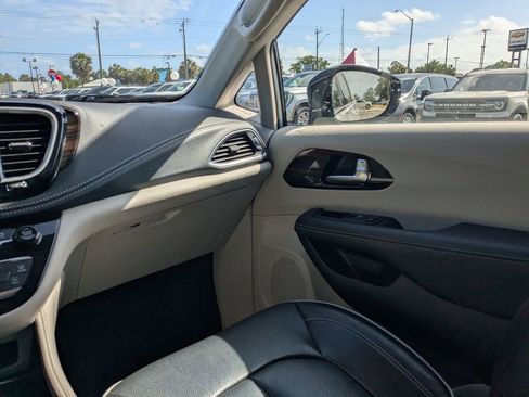 Used 2023 Chrysler Pacifica Limited image 16
