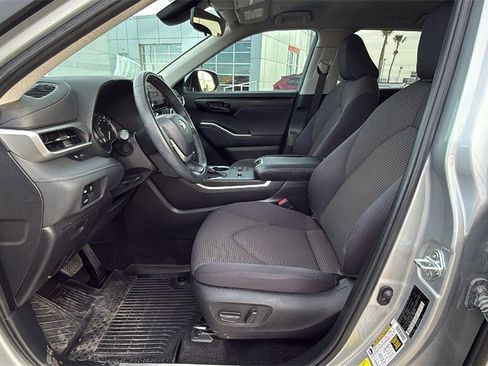 Used 2023 Toyota Highlander LE image 11