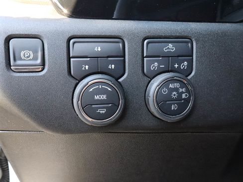 Used 2025 Chevrolet Silverado 2500 LT w/ Convenience Package image 19