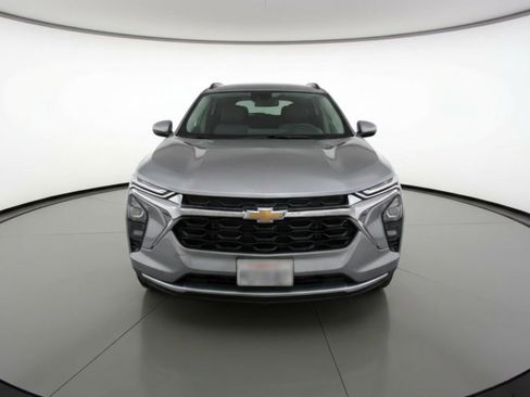 Used 2025 Chevrolet Trax LT w/ LT Convenience Package image 2