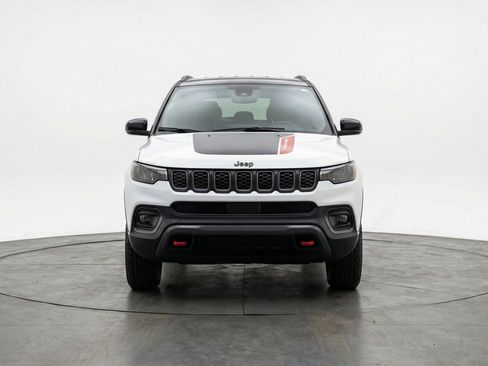 Used 2025 Jeep Compass Trailhawk AWD/4WD image 2