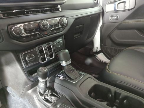 Used 2024 Jeep Wrangler Sahara image 18