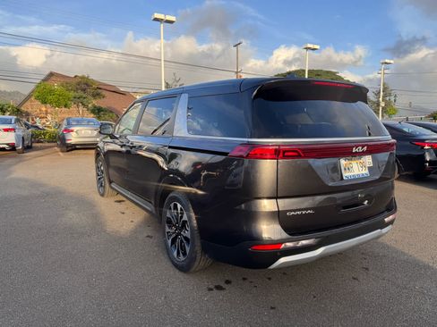 Used 2024 Kia Carnival EX image 4