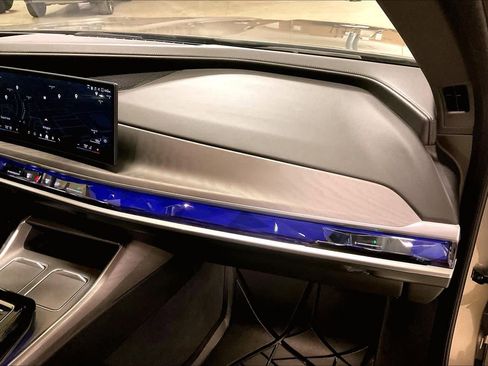 Used 2023 BMW 760i xDrive image 18