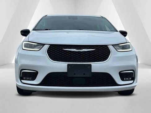 Used 2024 Chrysler Pacifica Select image 2