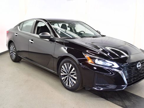 Used 2025 Nissan Altima 2.5 SV FWD image 2