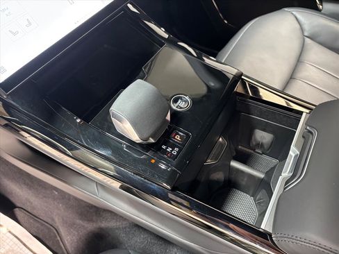 Used 2025 Land Rover Range Rover Sport SE image 13