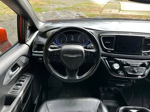 Used 2018 Chrysler Pacifica Touring-L w/ Premium Audio Group FWD image 32