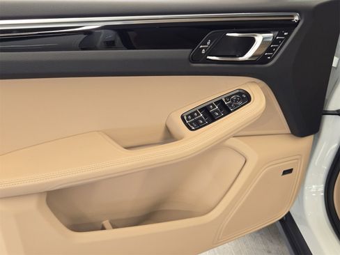 Used 2025 Porsche Macan image 14