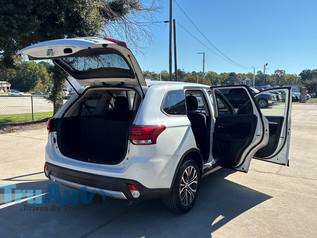 Used 2018 Mitsubishi Outlander AWD image 17