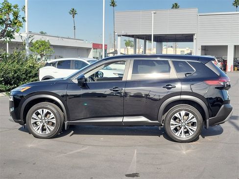 Used 2023 Nissan Rogue SV image 2