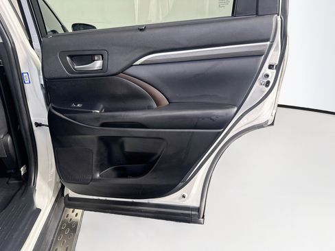 Used 2019 Toyota Highlander Limited FWD image 34