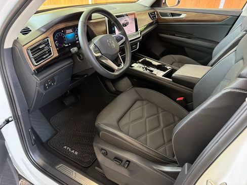 Used 2024 Volkswagen Atlas SE FWD image 2