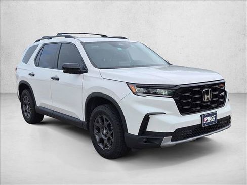 Used 2025 Honda Pilot TrailSport image 3