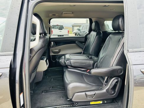Used 2025 Kia Carnival FWD image 24
