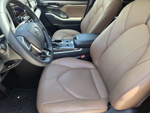 Used 2025 Toyota Highlander Limited AWD/4WD image 9